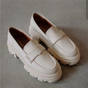 Alohas Trailblazer Women's Loafers in Cream